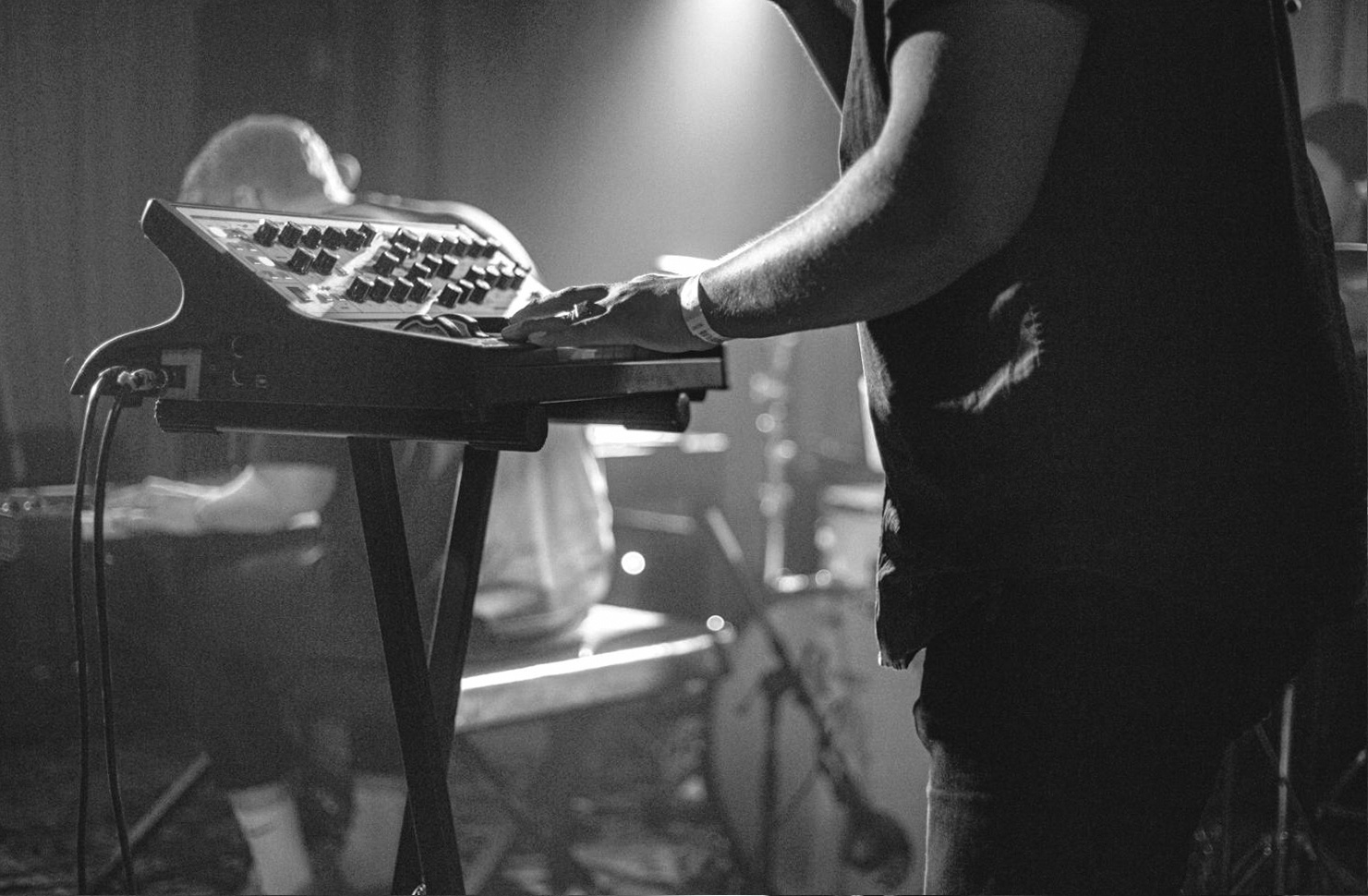 Synthesis and layering techniques demonstrated in a Luckyvibeworld masterclass